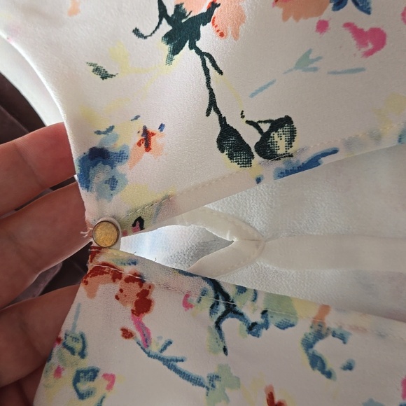 ONLY cream colored floral sleeveless blouse with lining. Women's XL - Picture 8 of 13